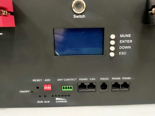 積み立てられる48V 100Ah Lifepo4 バッテリー 51.2V 100Ah ラックマウント 10年使用寿命